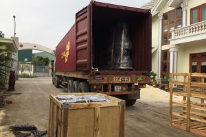Loading kuwait lamppost to container