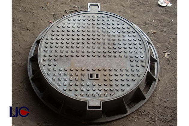 Ductile Cast Iron Lockable Road Anti-Settling Manhole Cover with Hinge -  China Cover, Drain Hole Cover