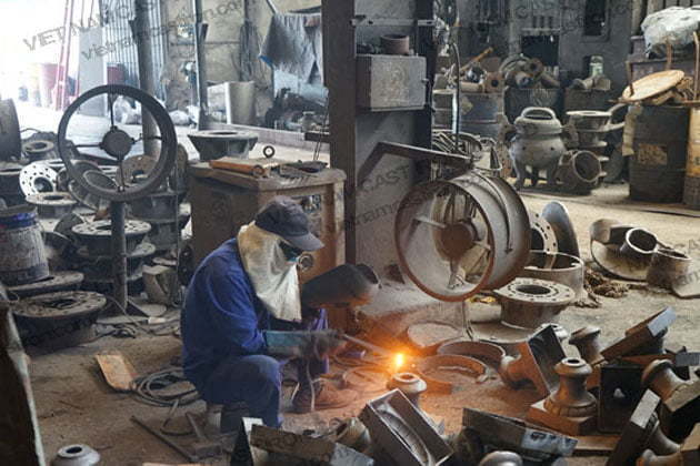 Workers are manufacturing in the factory of Vietnam Cast Iron Company