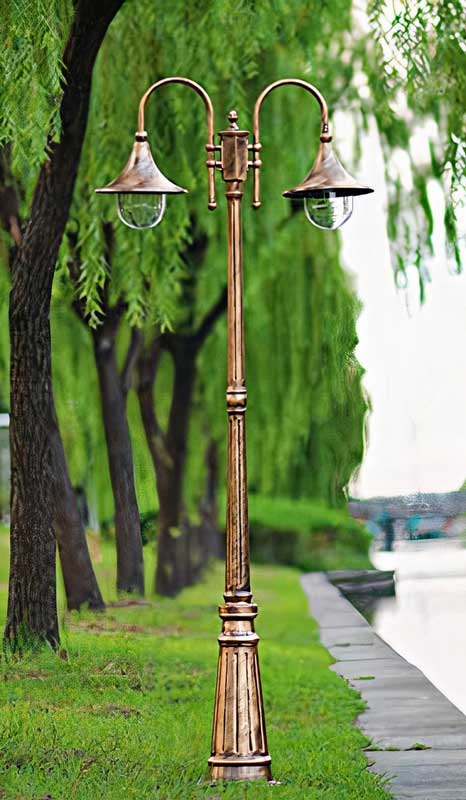Cast aluminum lamppost