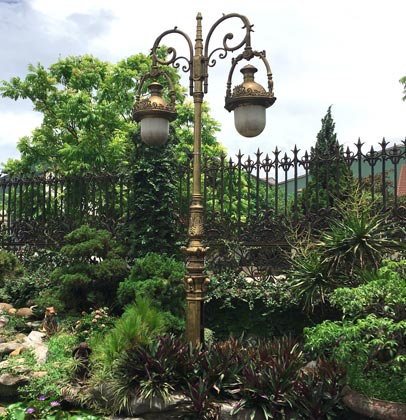 Lamp post made by Vietnam Cast Iron