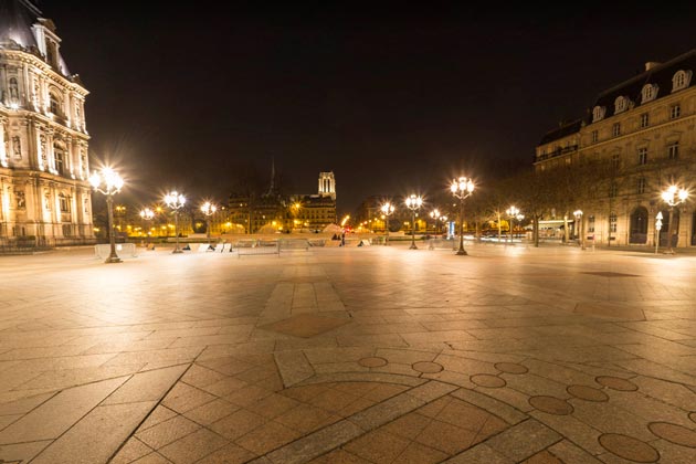 Lamppost is on in Place de l’Hôtel de Ville at night