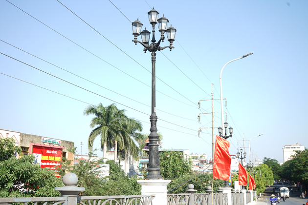 Victorian lamp post lantern head