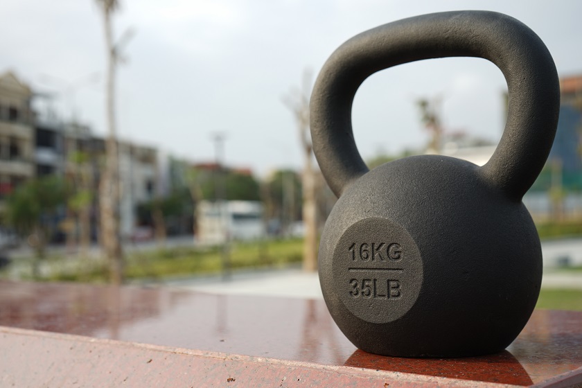 Cast iron kettlebell with powder coating