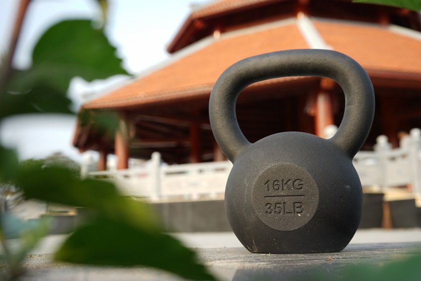 Cast iron kettlebell with powder coating 