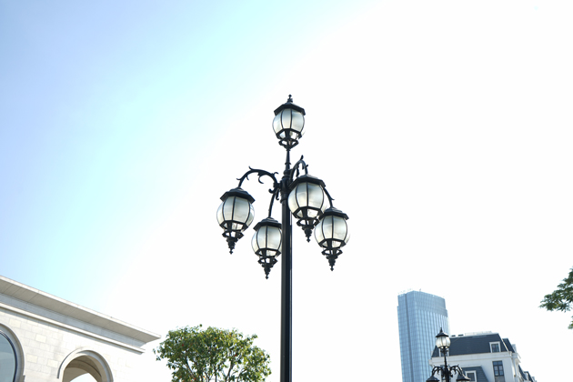 Vintage lamp post with curve lighting arm