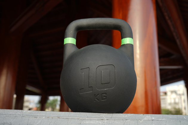 Single solid cast kettlebell offers evenly weight distribution that benefits the workout goal